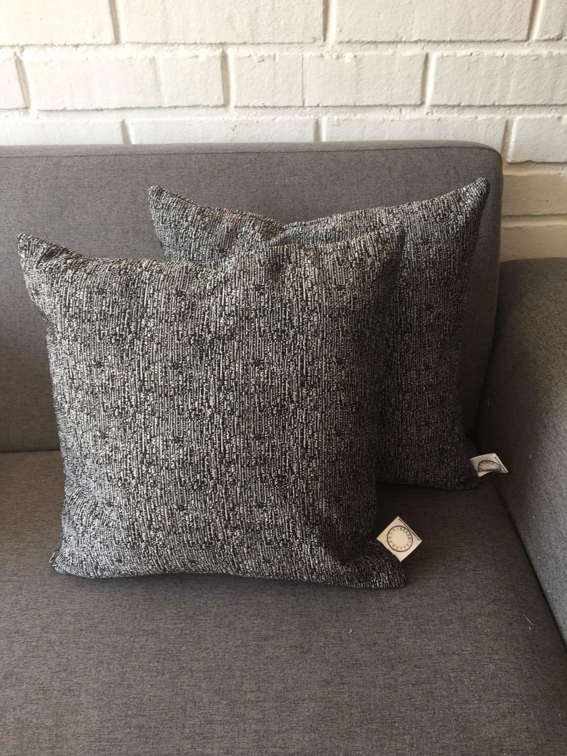 COJIN DECORATIVO DISEÑO GRIS Y NEGRO 50x50 RELLENO-1