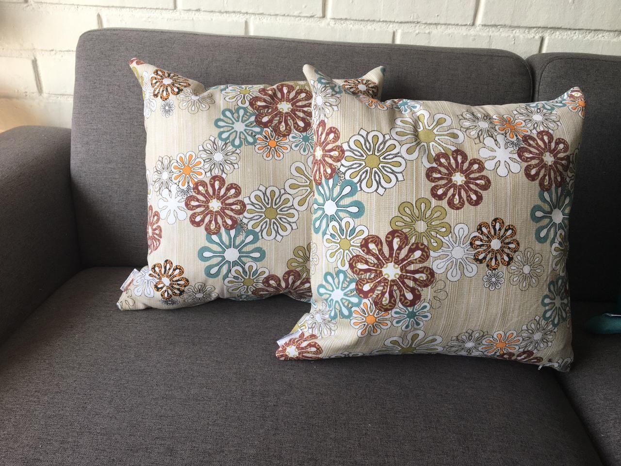 COJIN DECORATIVO DISEÑO CREMA FLORES DE COLORES 45X45 RELLENO-2