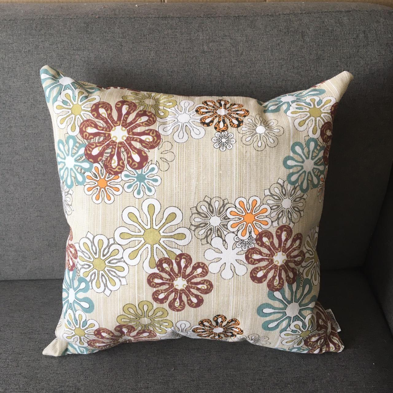 COJIN DECORATIVO DISEÑO CREMA FLORES DE COLORES 45X45 RELLENO-1