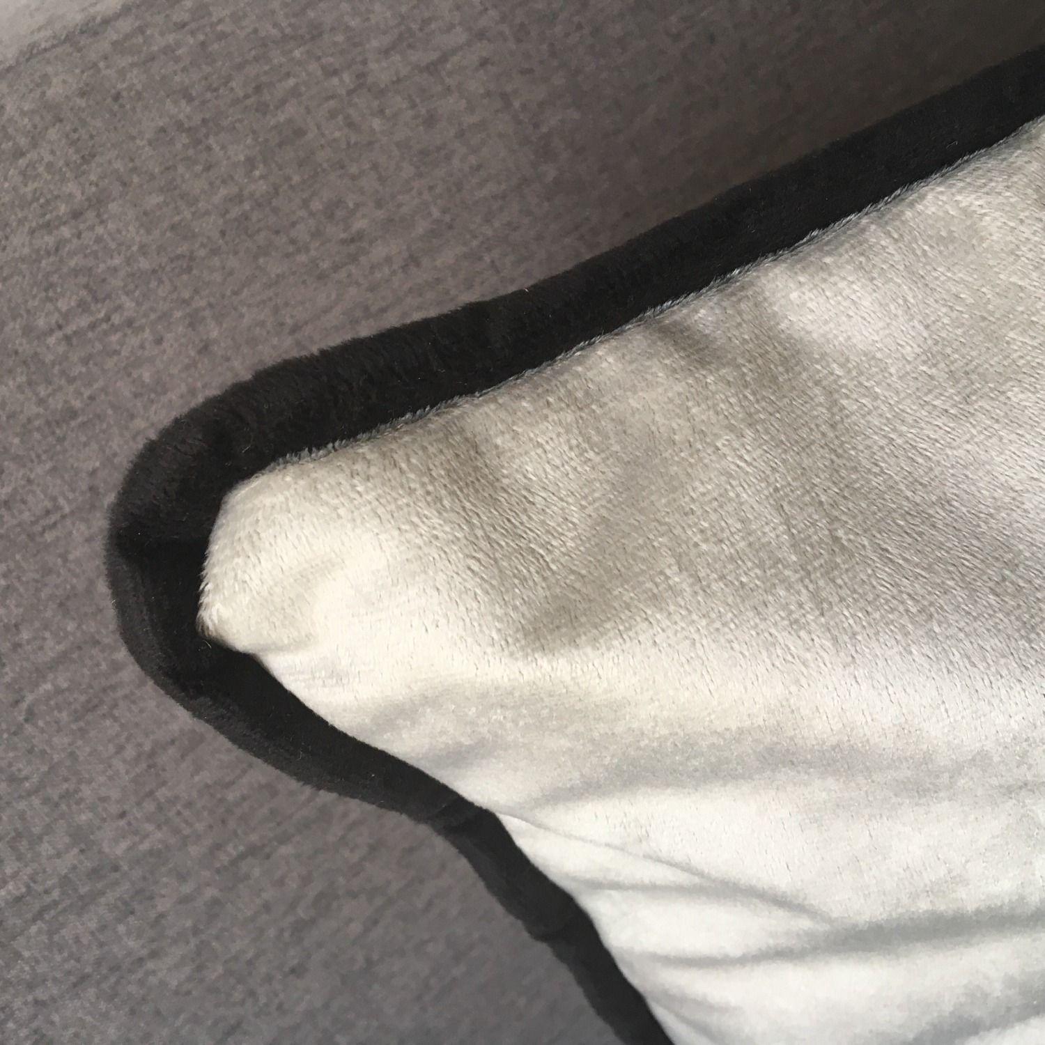 COJIN DECORATIVO DISEÑO GRIS BORDE NEGRO 45X45 RELLENO-3
