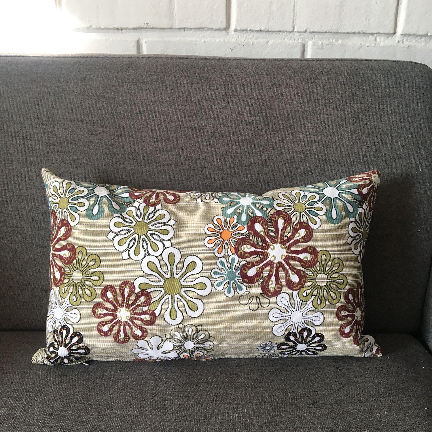 COJIN DECORATIVO DISEÑO CREMA FLORES DE COLORES 50X30 RELLENO-1