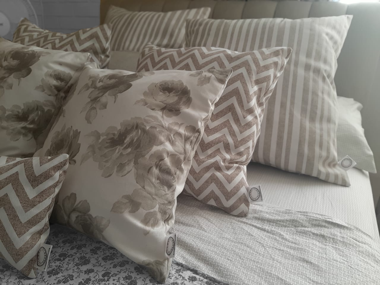 FUNDA COJIN DECORATIVO DISEÑO ZIGZAG CREMA Y BLANCO 45X45-2