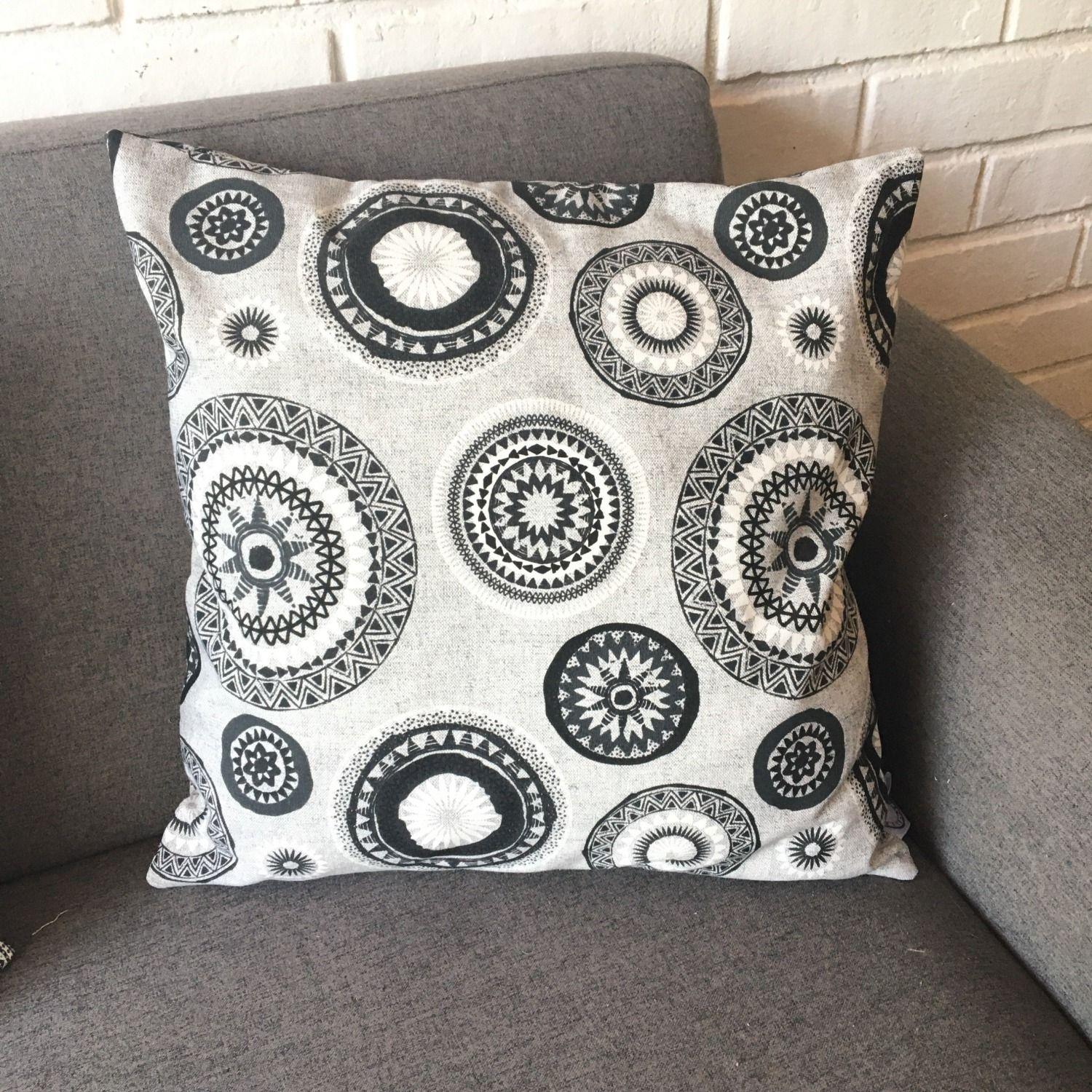 COJIN DECORATIVO DISEÑO MANDALAS BLANCO NEGRO 45X45 RELLENO-2