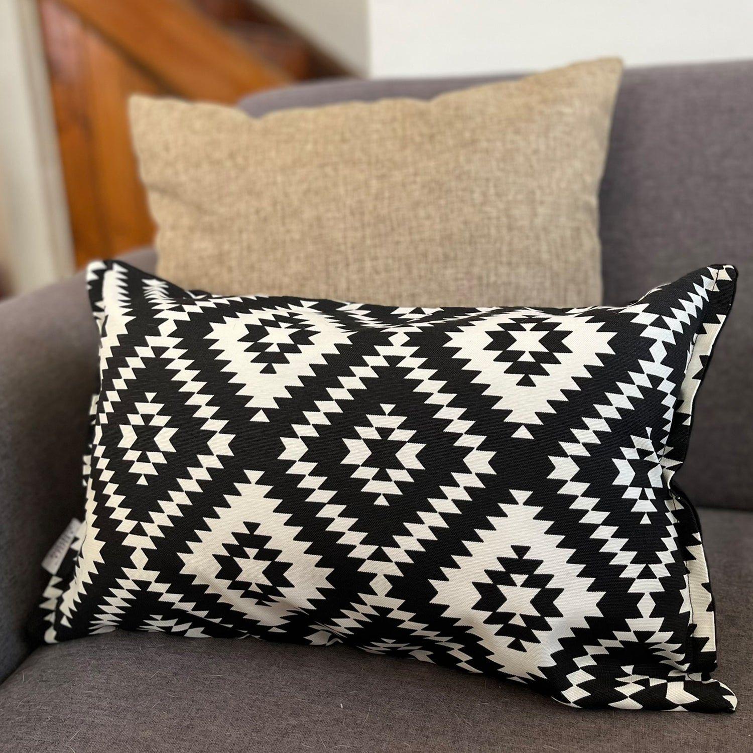 Cojin Decorativo Diseño Rombo Negro 50x30 Relleno-2