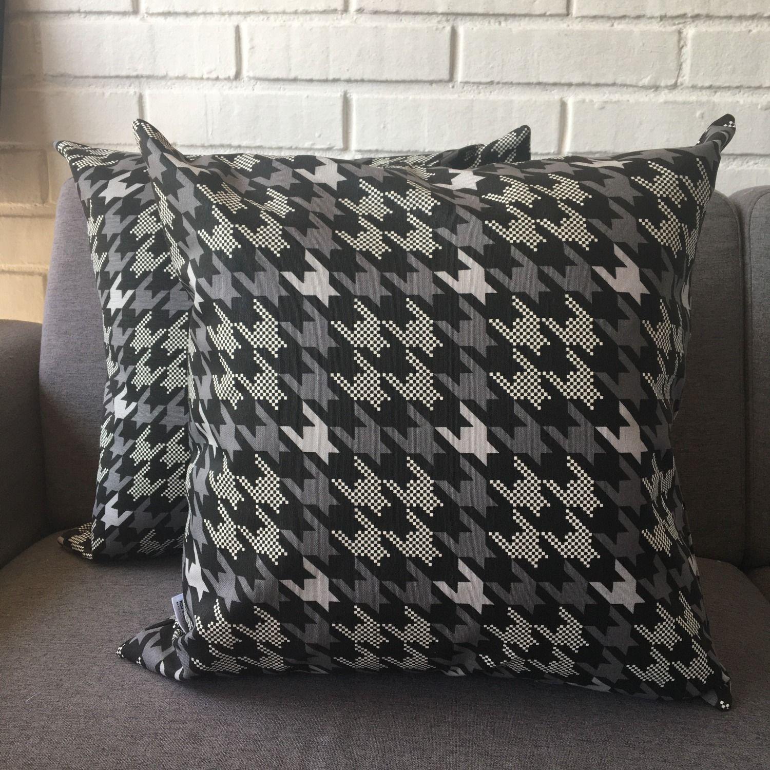 COJIN DECORATIVO DISEÑO PRINT GRIS Y NEGRO 45X45 RELLENO-1