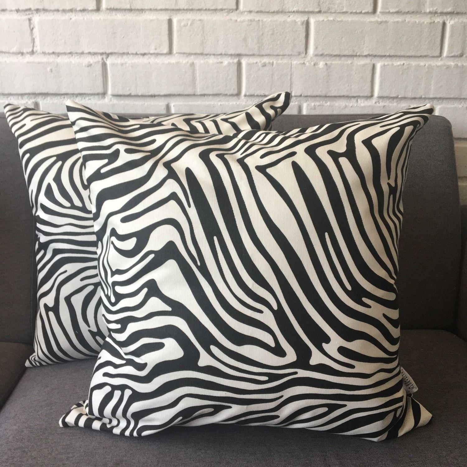 COJIN DECORATIVO DISEÑO CEBRA BLANCO Y NEGRO 45X45 RELLENO-1