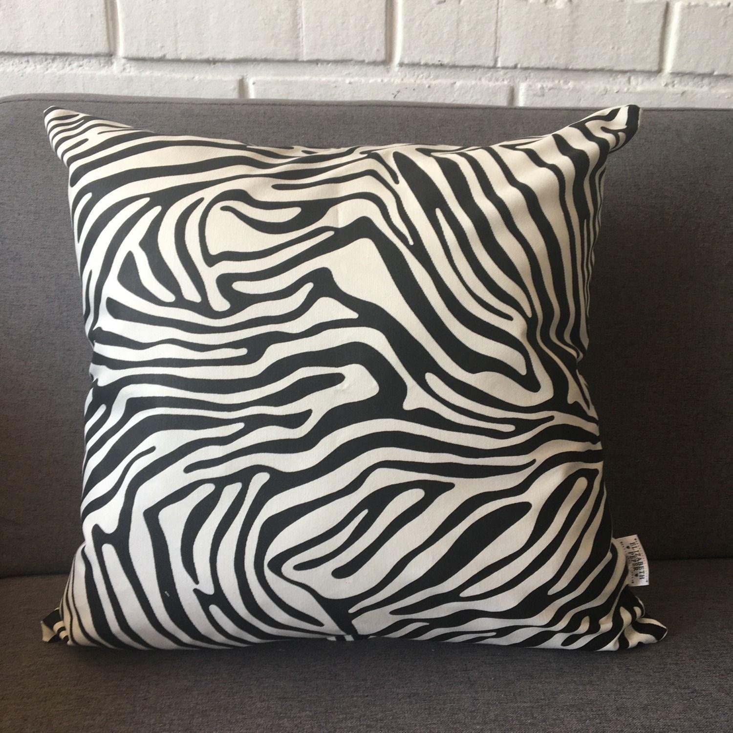 COJIN DECORATIVO DISEÑO CEBRA BLANCO Y NEGRO 45X45 RELLENO-2