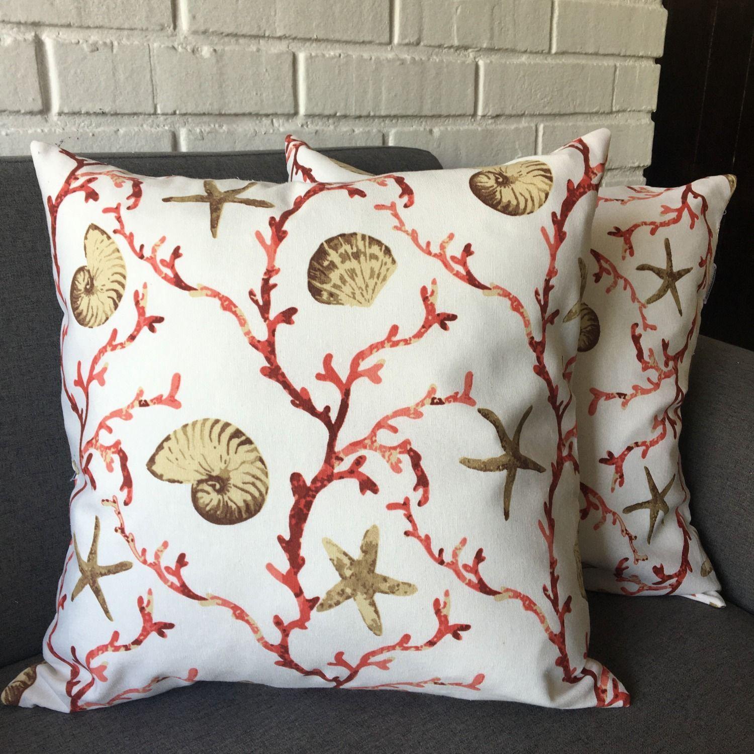 COJIN DECORATIVO DISEÑO BLANCO CORALES ROJOS 50x50 RELLENO-1