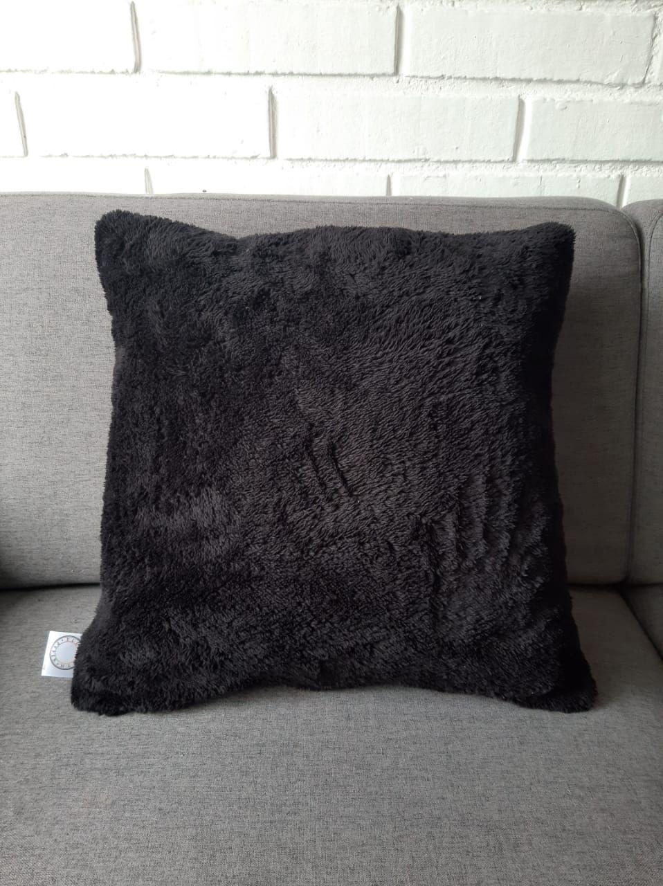 COJIN DECORATIVO DISEÑO CORDERITO NEGRO 45X45 RELLENO-2