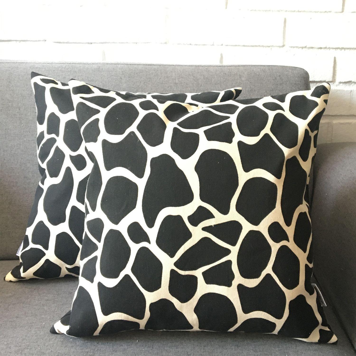 COJIN DECORATIVO DISEÑO JIRAFA NEGRO Y BEIGE 50x50 RELLENO-2