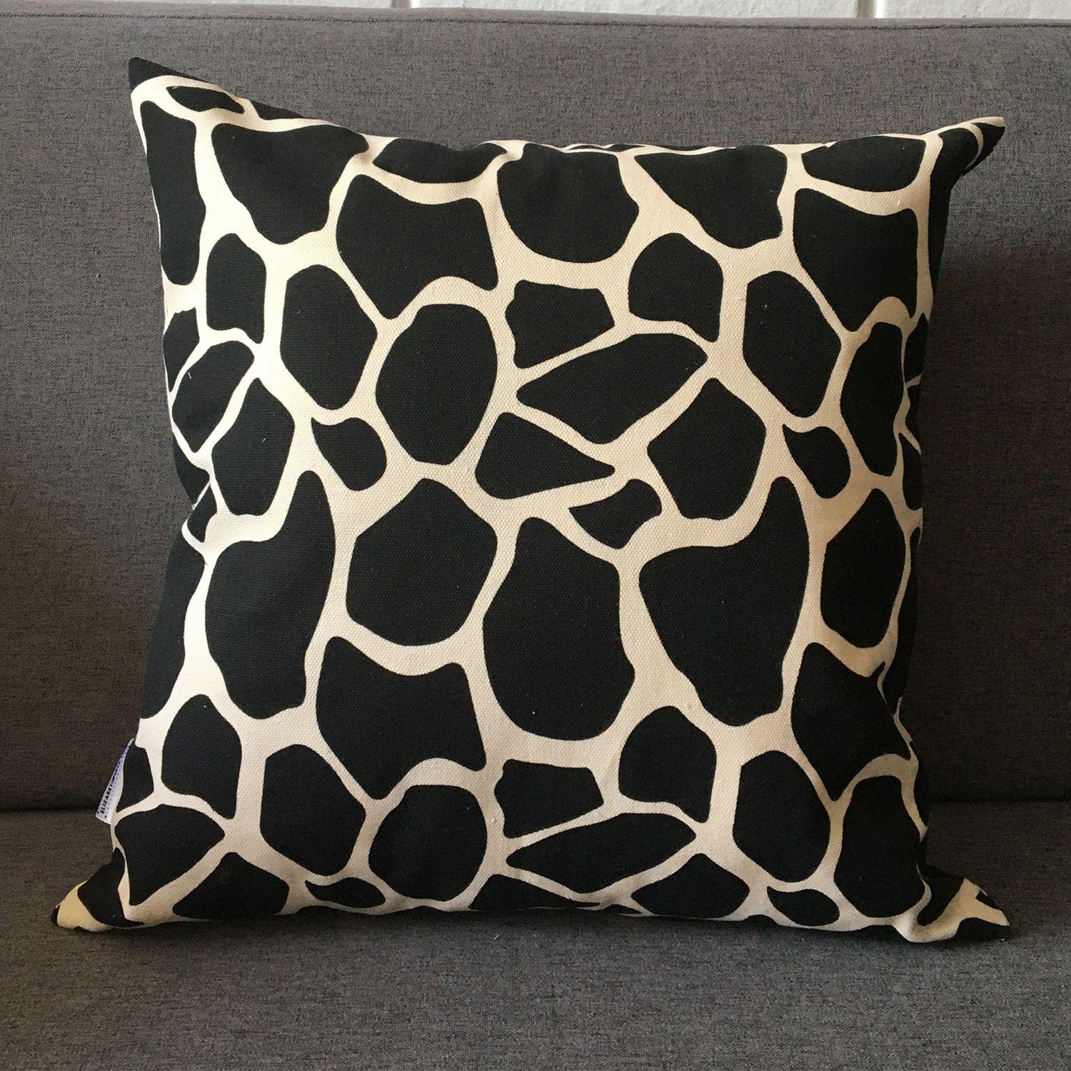 COJIN DECORATIVO DISEÑO JIRAFA NEGRO Y BEIGE 50x50 RELLENO-1