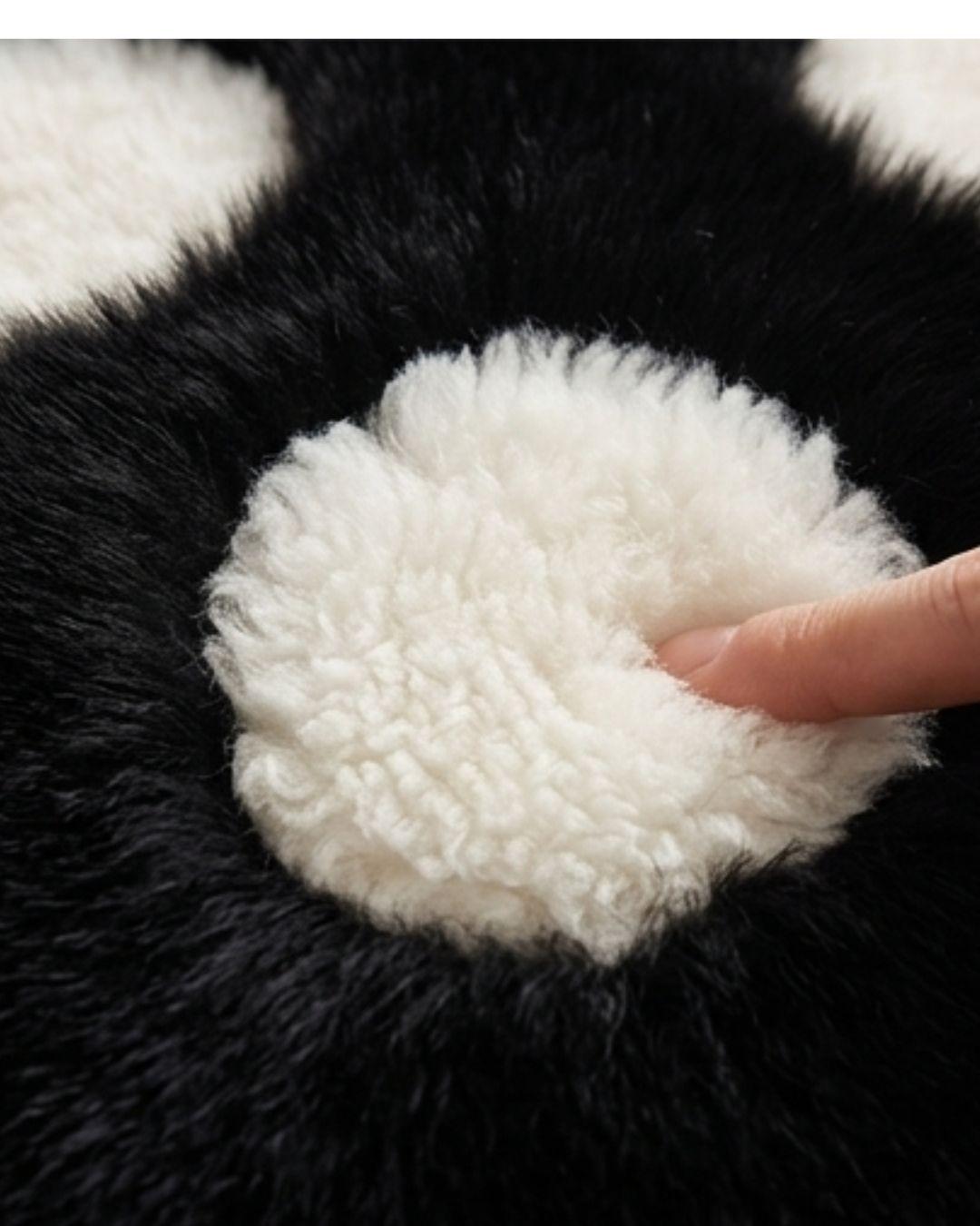 Alfombra Peluda Forma de Patita 70x80– Suavidad y Estilo para tu Hogar TF-1
