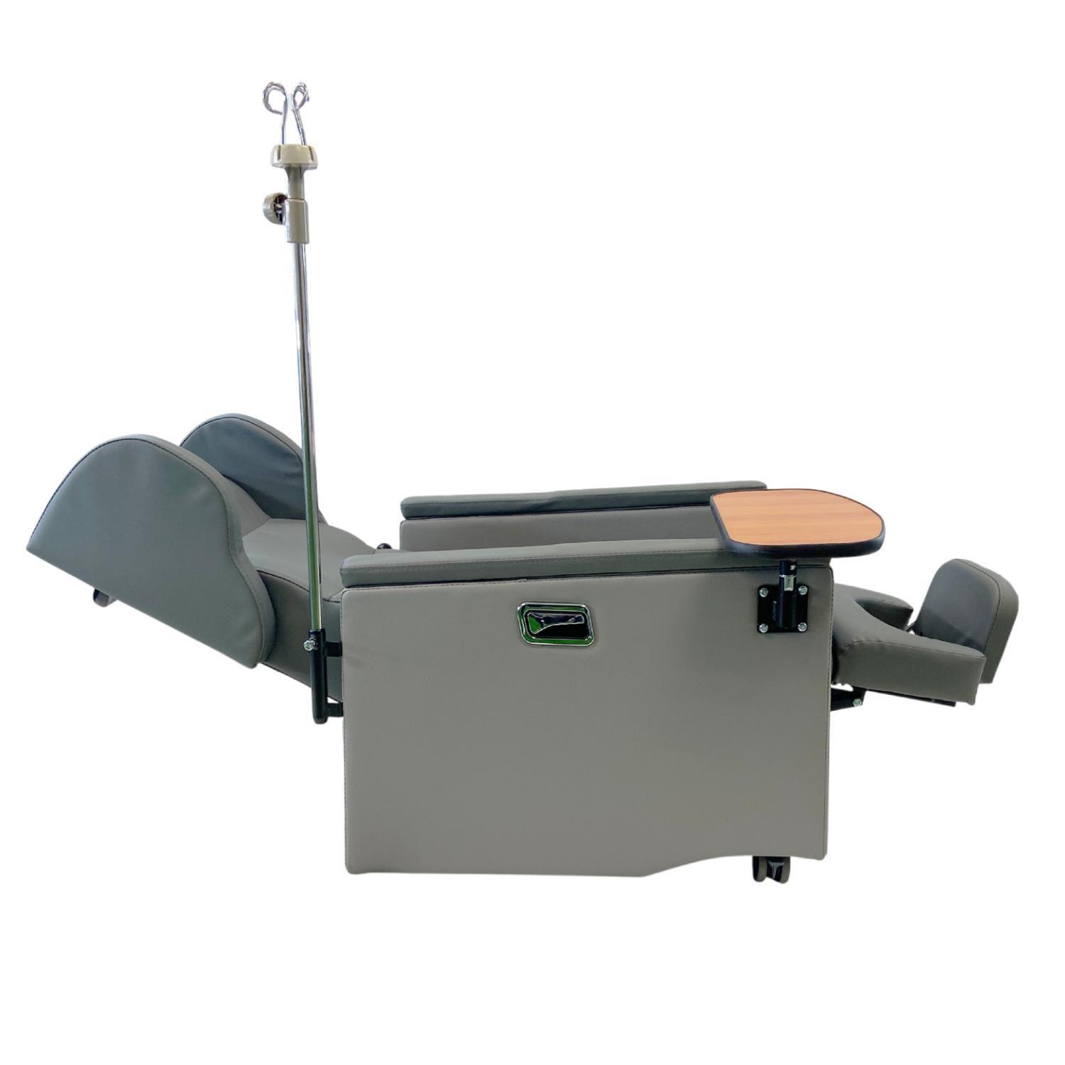 Butaca Clínica Reclinable con Portasuero y Mesa-4