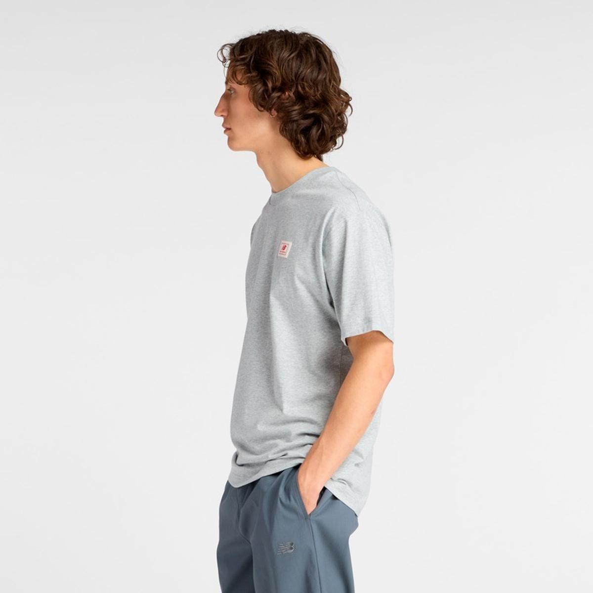 Polera Lifestyle Hombre New Balance Woven Label Gris-2