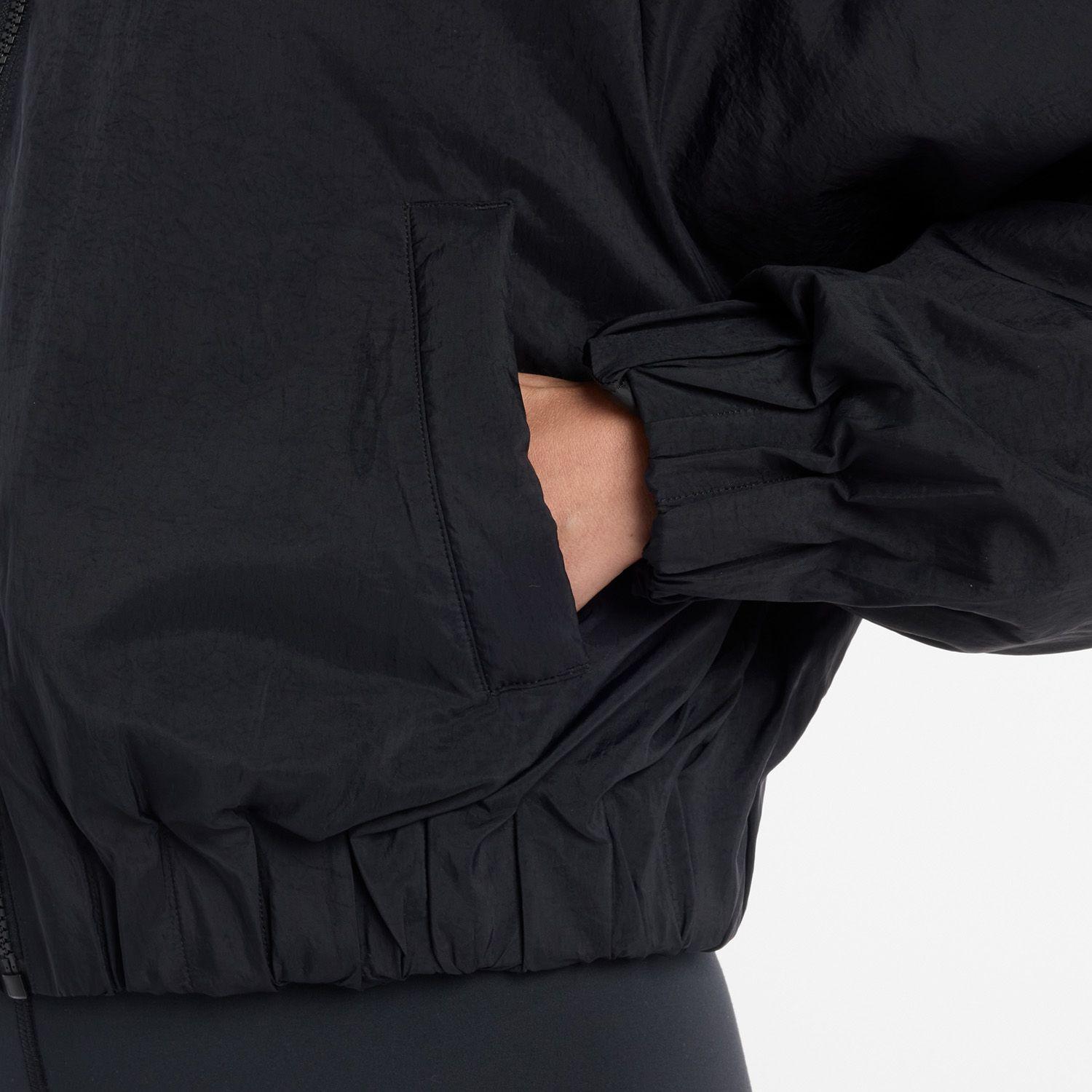 Chaqueta Lifestyle Mujer New Balance Woven Bomber Negra-6