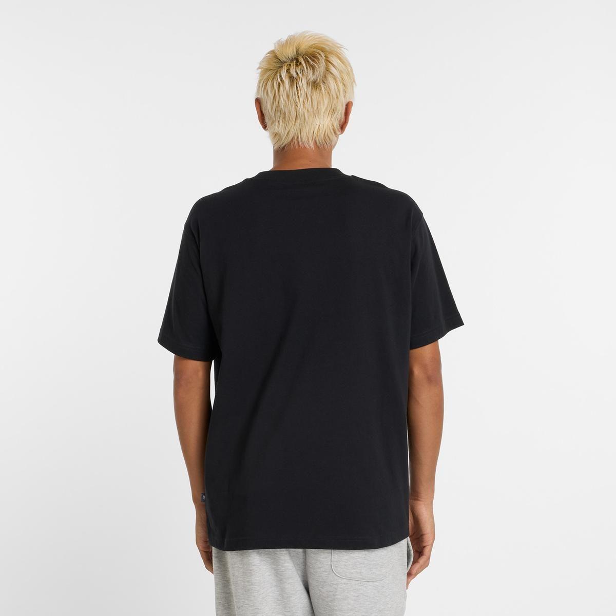 Polera Lifestyle Hombre New Balance Reimagined Graphic Negra-2
