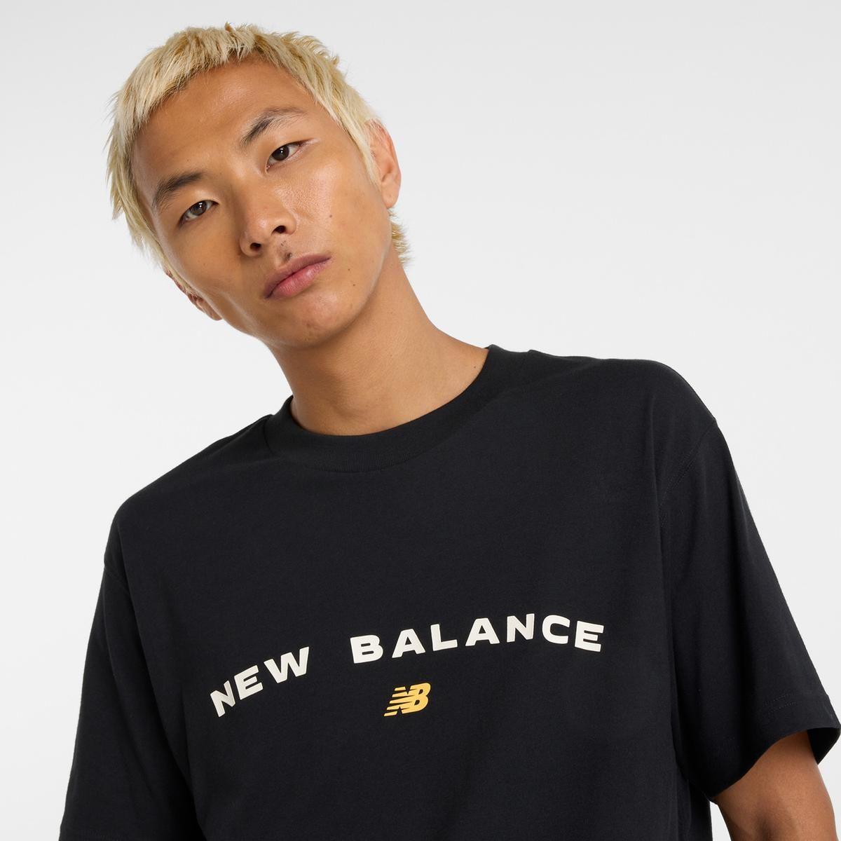Polera Lifestyle Hombre New Balance Reimagined Graphic Negra-3