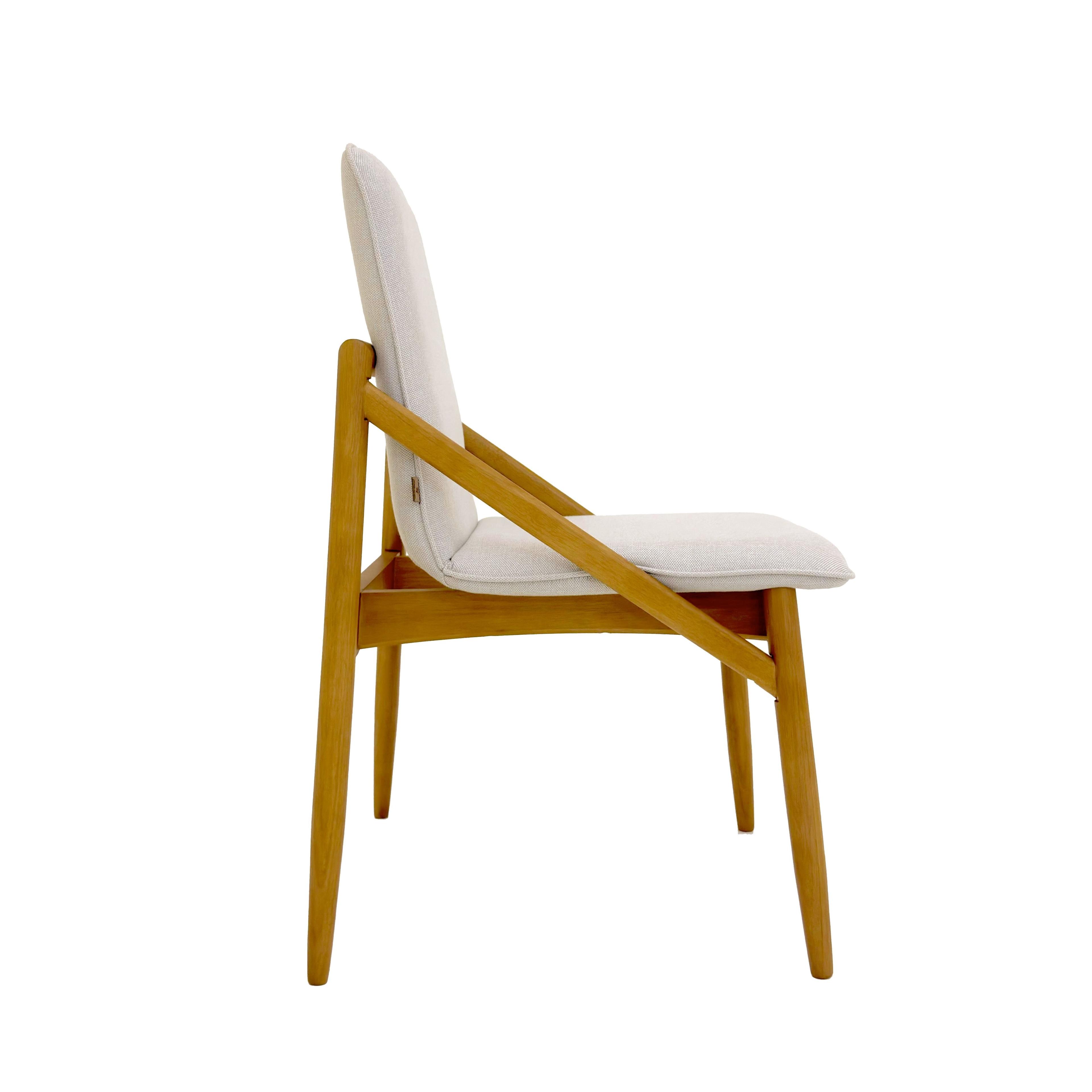 Silla Gil – Diseño moderno para comedor en madera maciza y tapiz color arena-3