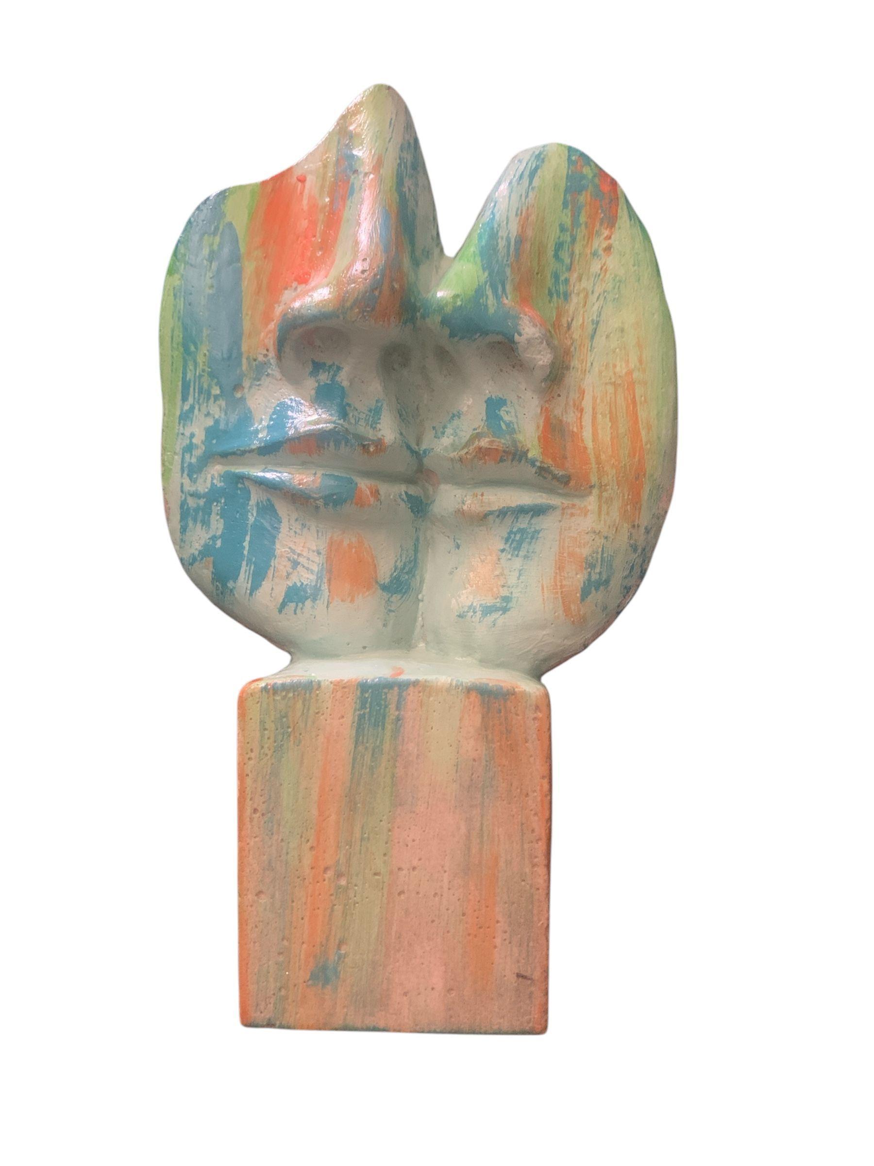 Estatua abstracta dos rostros -0