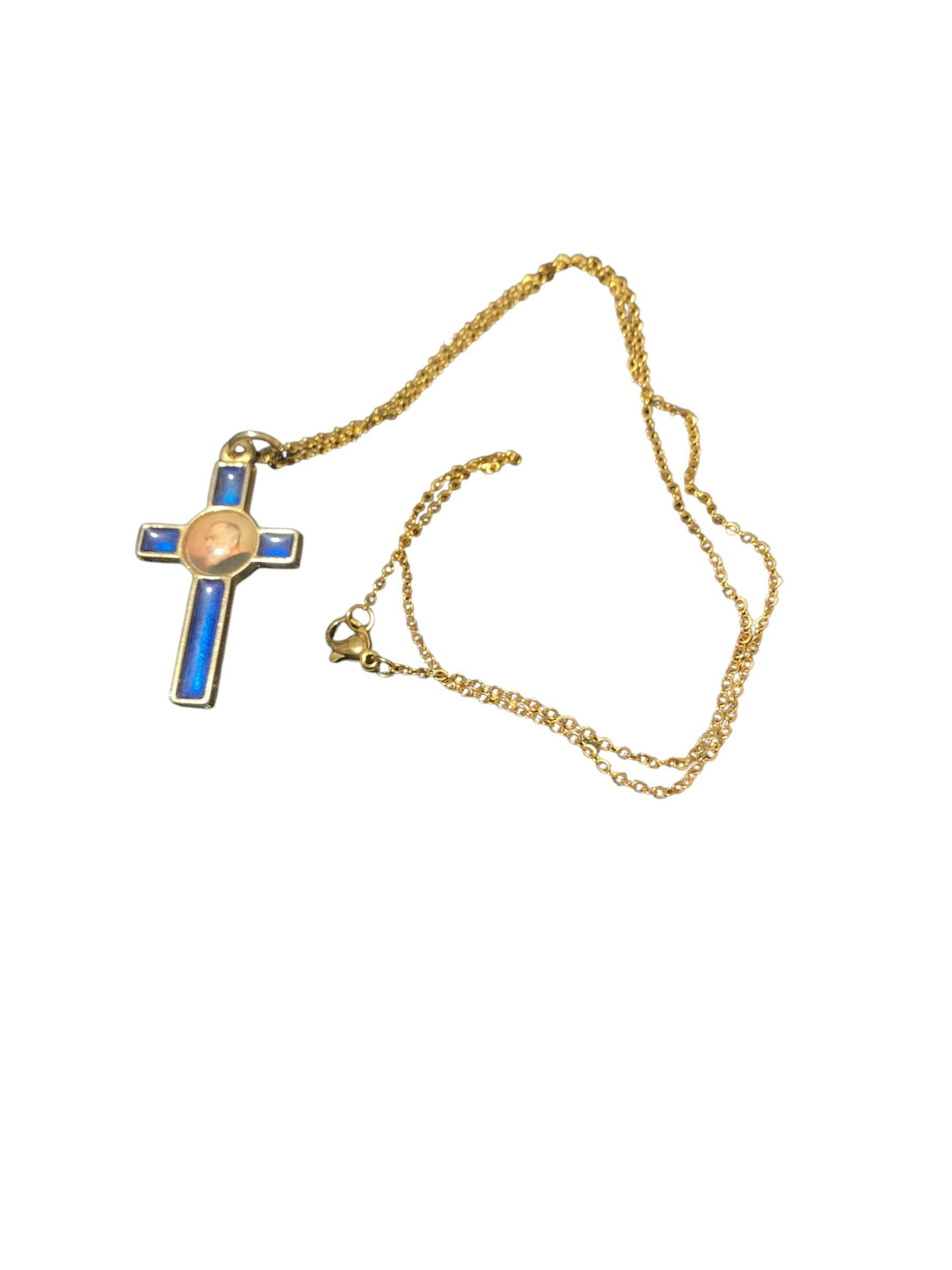 Elegante Collar con Cruz de Esmalte Azul y Centro Dorado-0