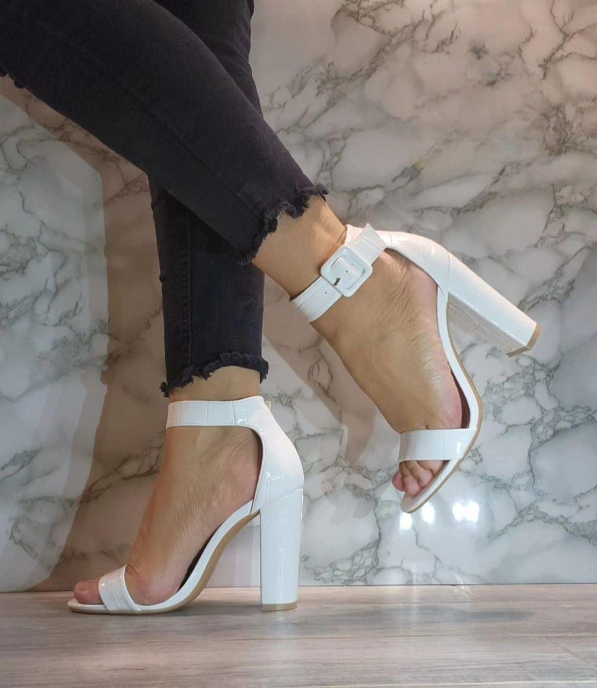 Sandalias Blancas para Dama Taco Alto M410-1