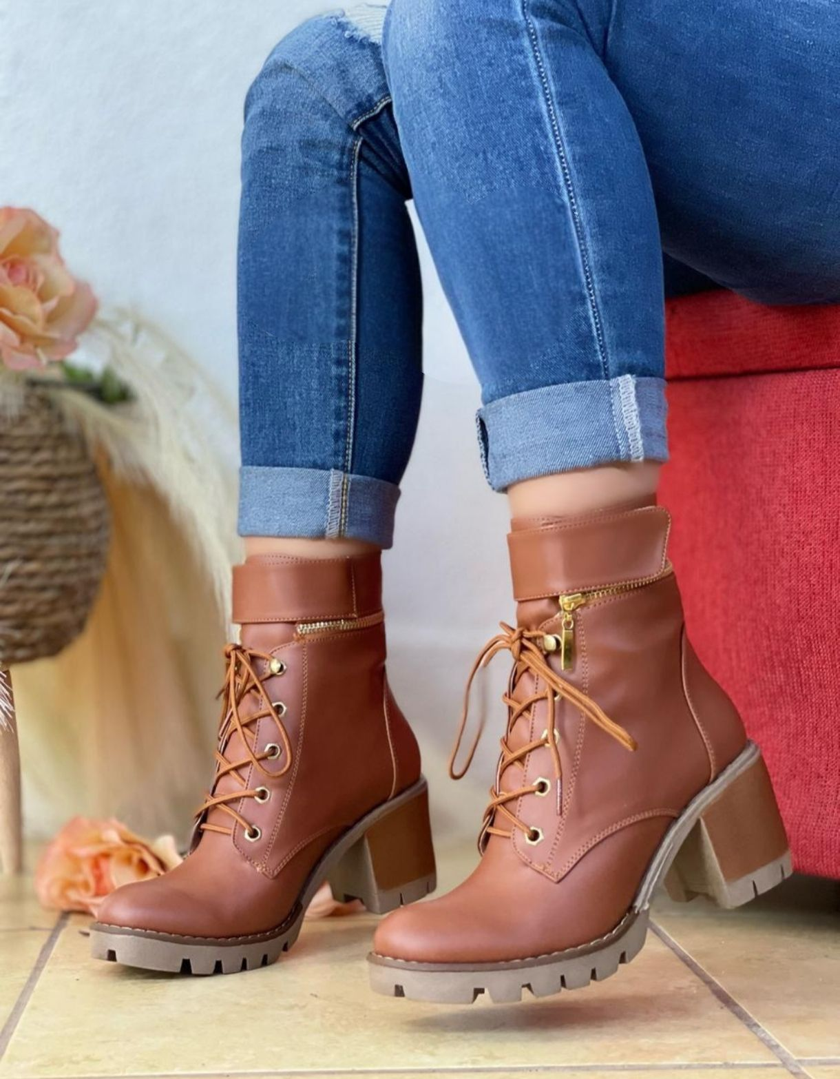 Botín Mujer Color Camel. Taco Bajo M551-0