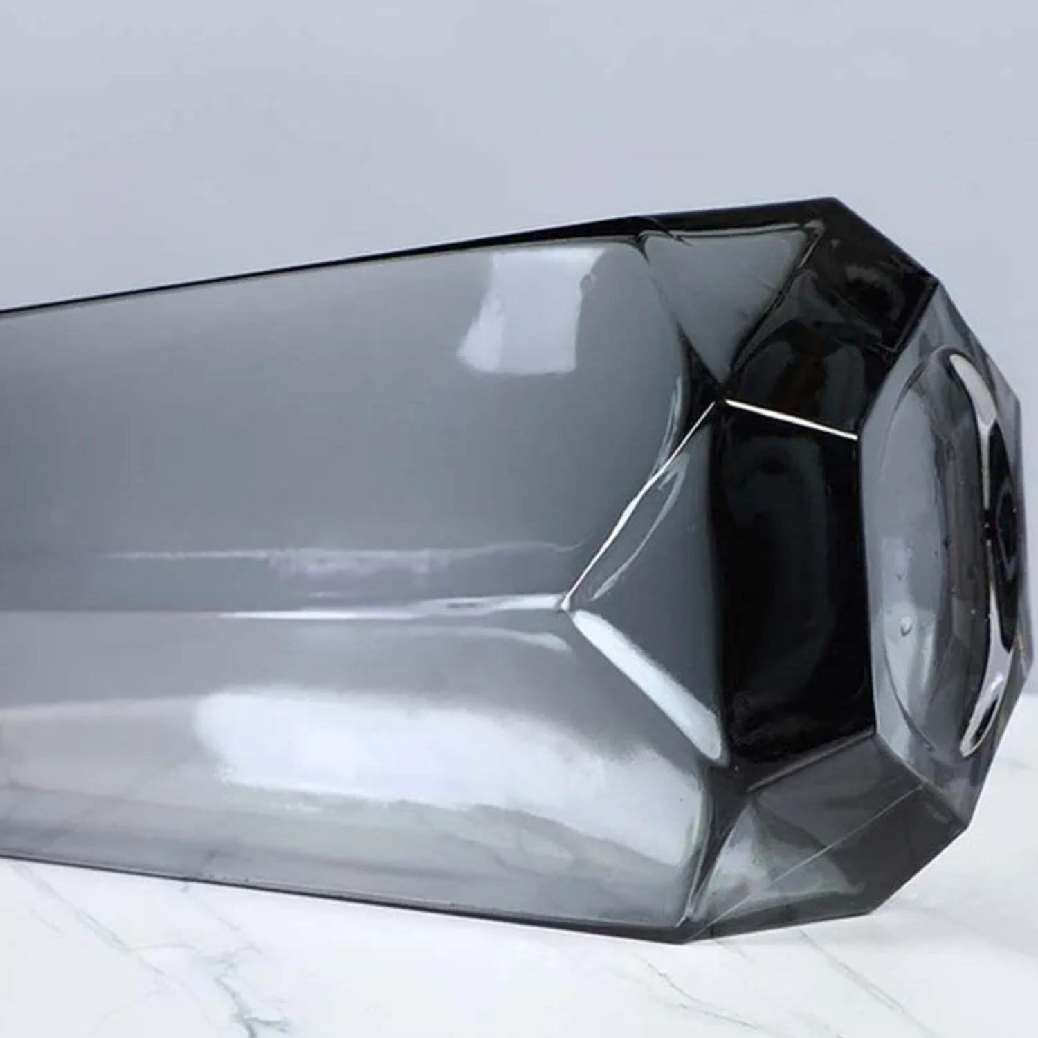 Florero Decorativo Geometrico Hexagonal De Vidrio Oscuro L-4