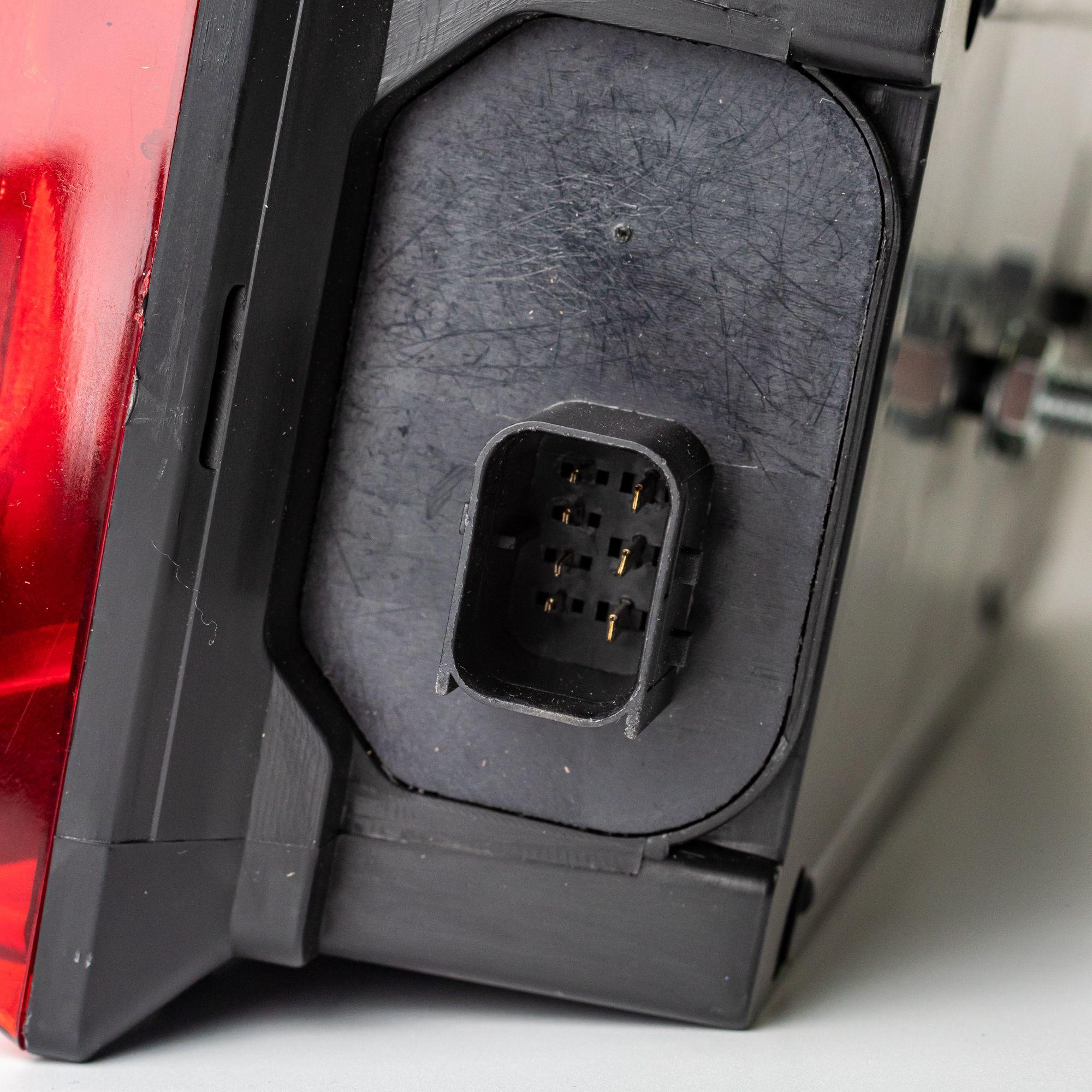 Foco Trasero Mercedes Benz Actros MP4 MP3 24V Derecho-2