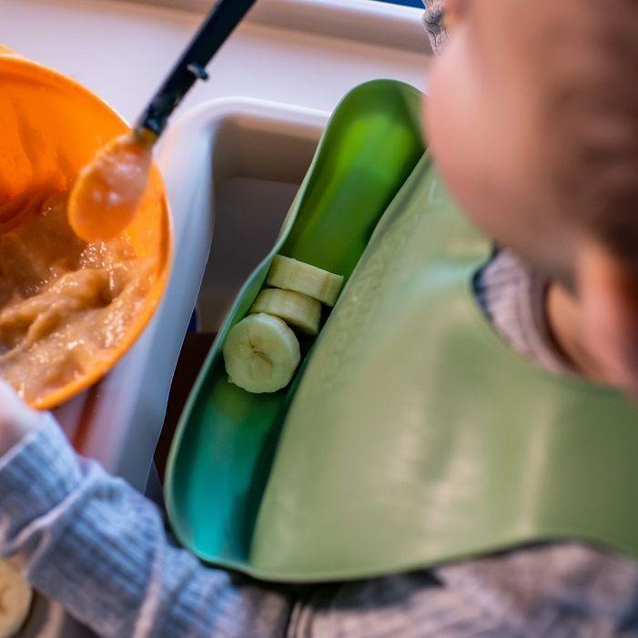 Babero de silicona enrrollable con atrapa migas 6 meses Roll n Go Tommee Tippee-4