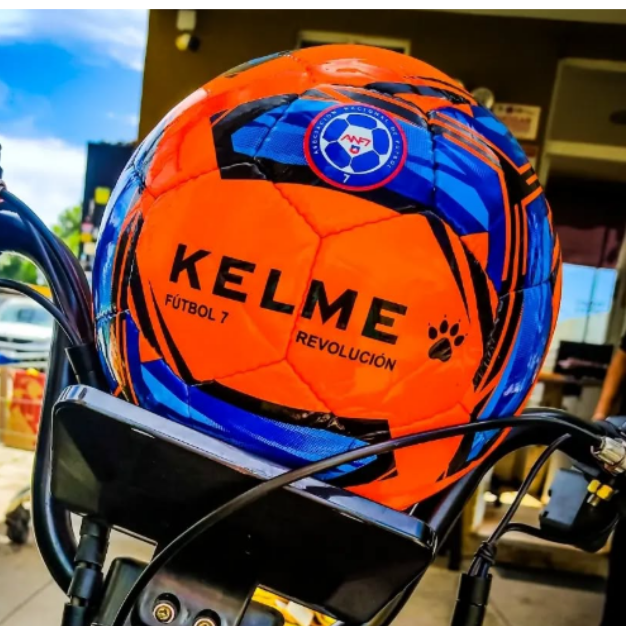 Balón Fútbol 7 Revolución ANF7 N°5 Kelme Bote Medio Bajo-5