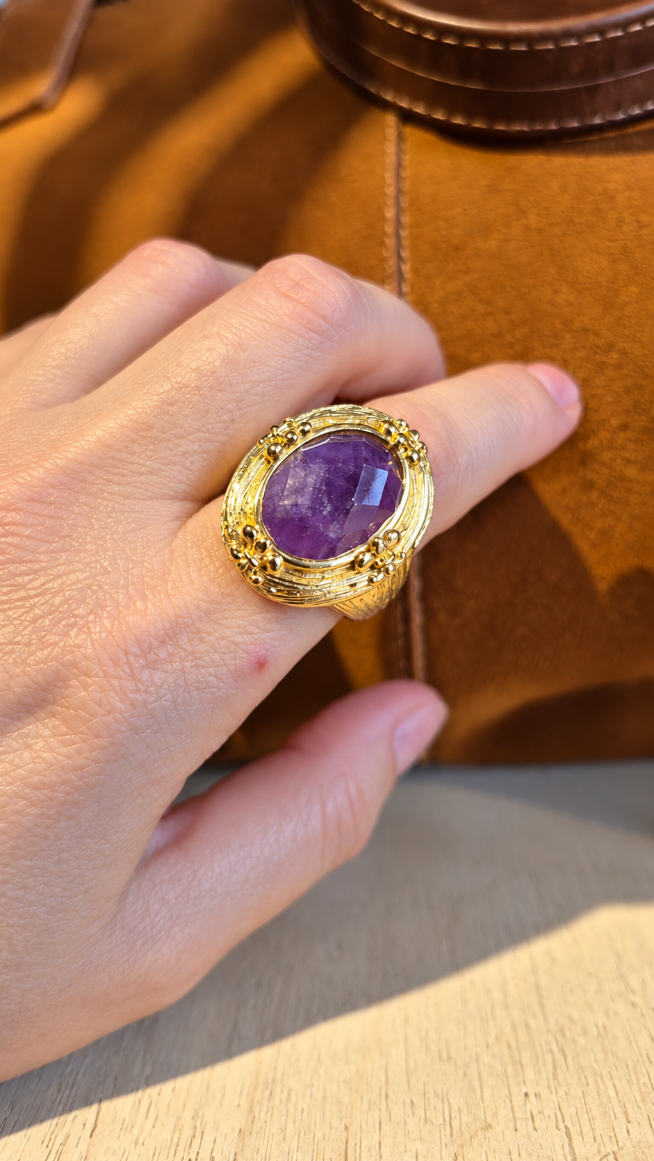 Anillo Amatista Engaste Texturado - Baño de Oro 18k-1