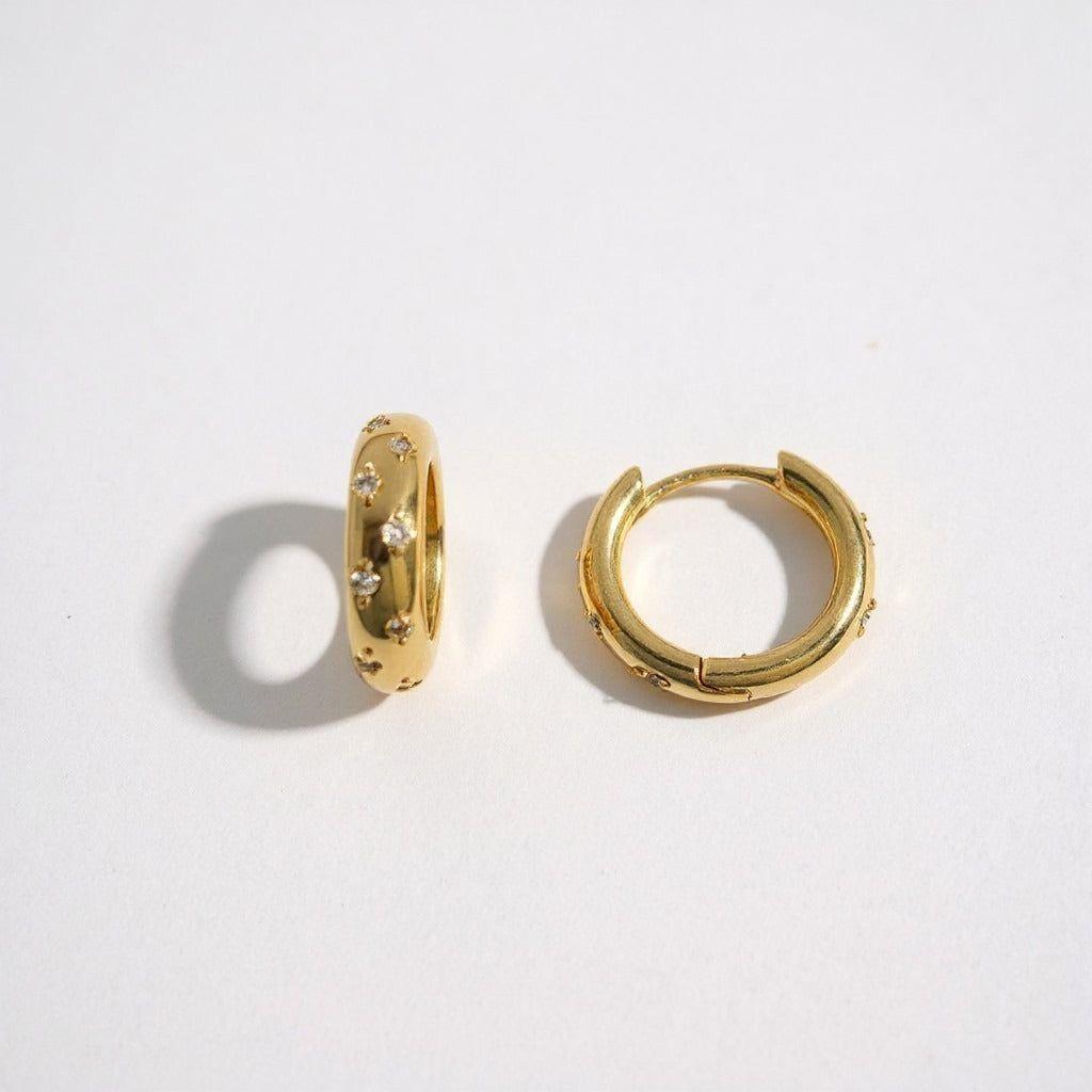 Aros Huggie con Circones - Baño de Oro 18k-2