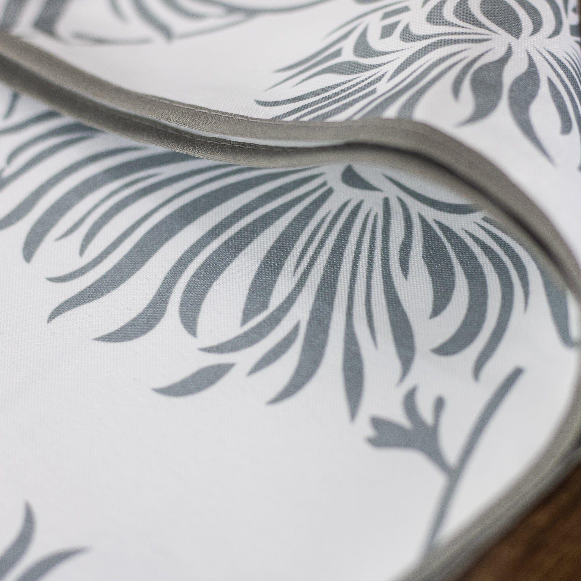 Mantel de Mesa Antimanchas Flor Gris Cuadrado 180x180cm-3