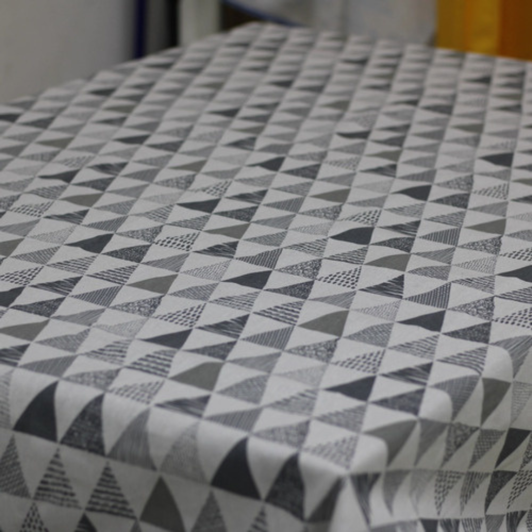 Mantel De Mesa Estampado Triangular Blanco 140x220cm -0