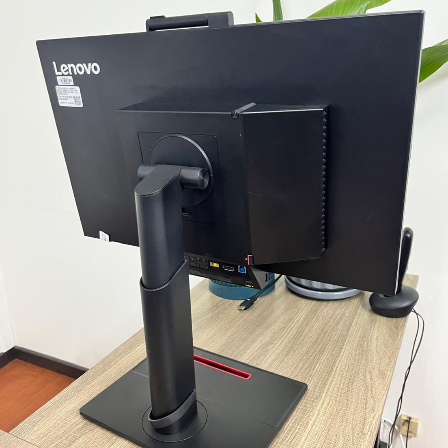 Tiny in One Lenovo TIO 24 GEN3 (Pantalla 24″,i5, 8gb, 256gb) Reacondicionado-5