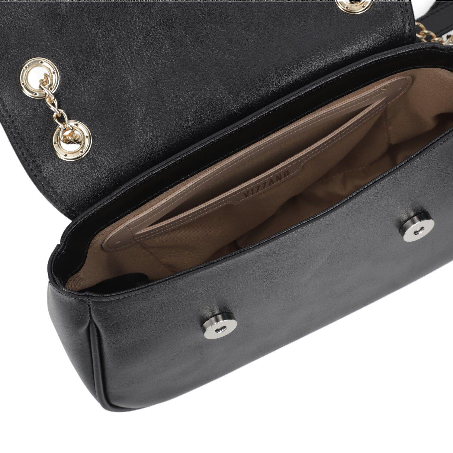 Cartera Vizzano Negra con Cadena Dorada y Logo Metálico-4