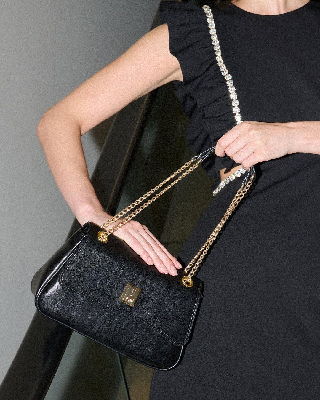 Cartera Vizzano Negra con Cadena Dorada y Logo Metálico-5