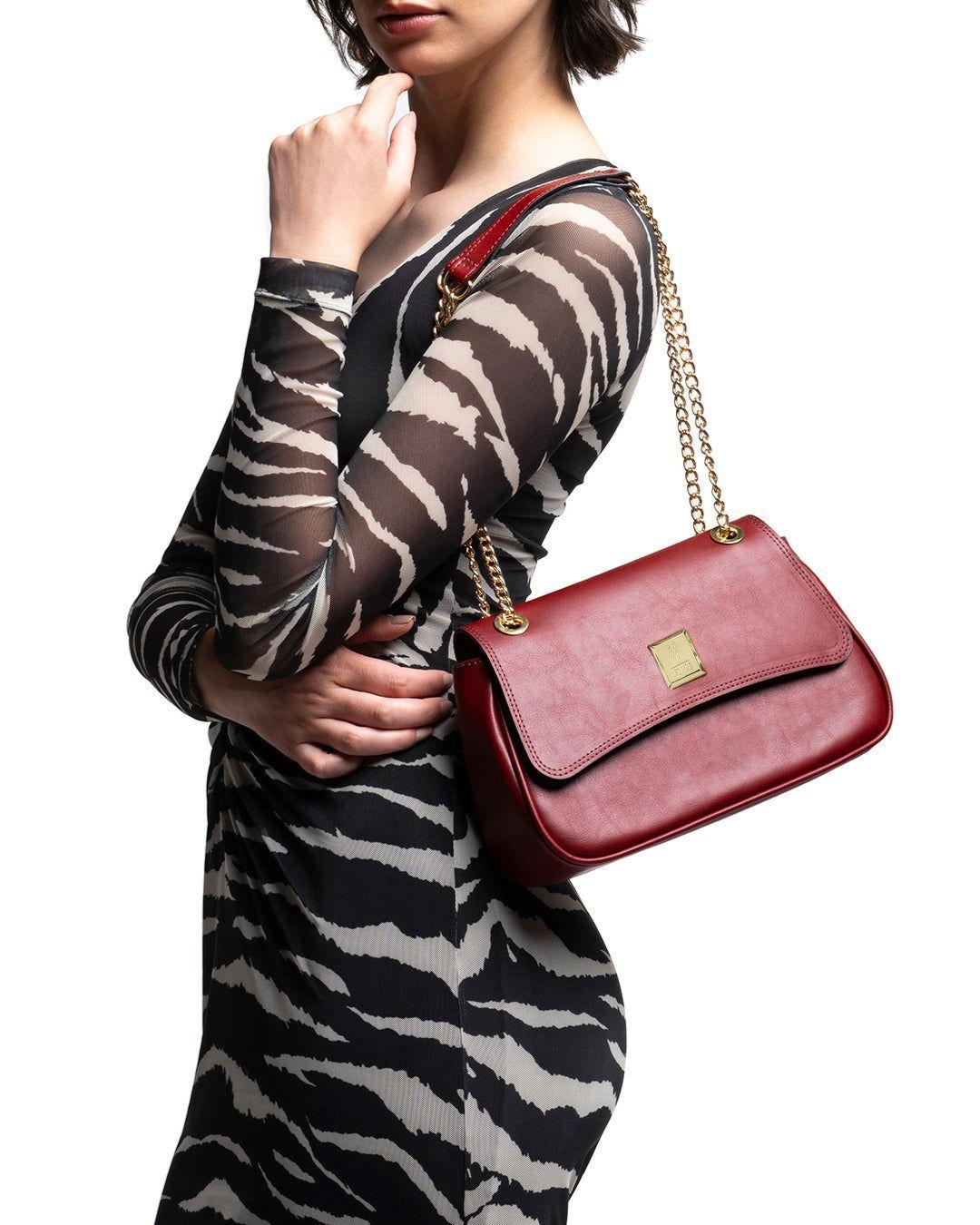Cartera Vizzano Burdeo con Cadena Dorada y Logo Metálico-7