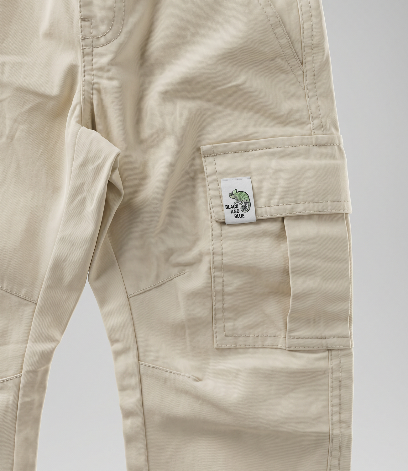 Pantalón niño jogger B11121270126 beige Black and blue-2
