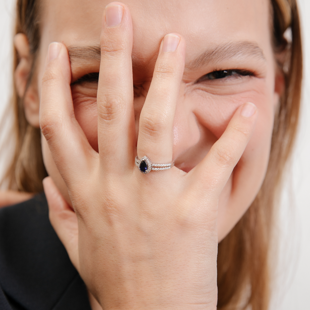 ANILLO DE COMPROMISO BOOMZAIR MODELO VENUS CON MOISSANITA D VVS1 Y ZAFIRO LABORATORIO-2