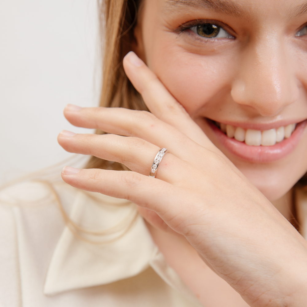 ANILLO DE COMPROMISO BOOMZAIR ESTILO MEDIO CINTILLO CON MOISSANITAS 0.40 CT D VVS1-4