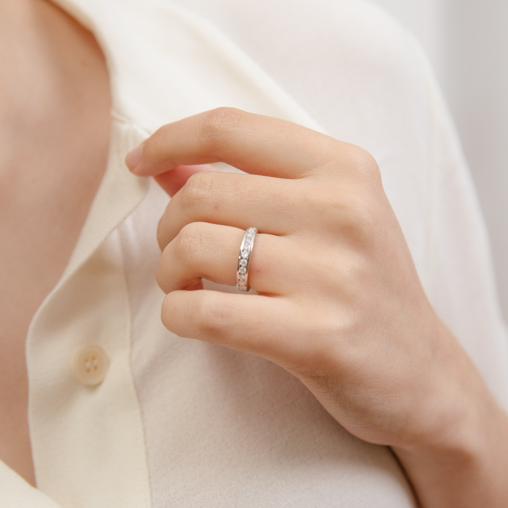 ANILLO DE COMPROMISO BOOMZAIR ESTILO MEDIO CINTILLO CON MOISSANITAS 0.40 CT D VVS1-5