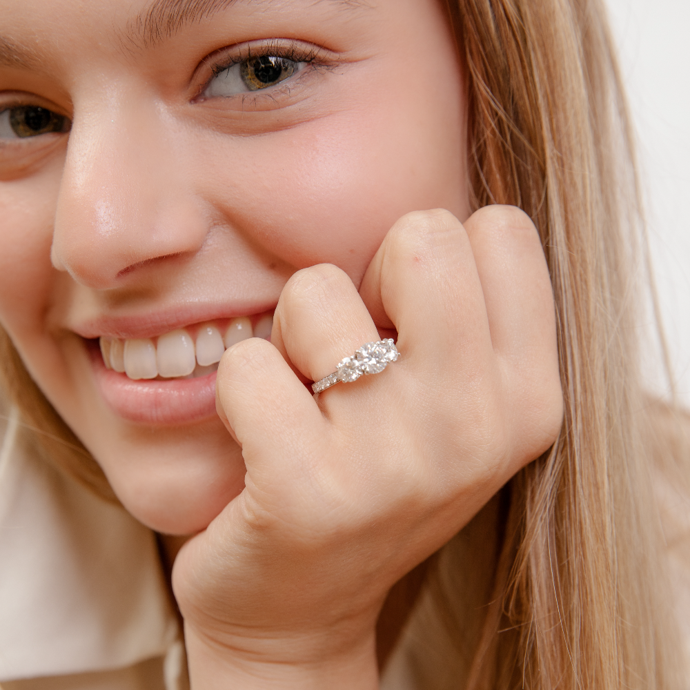 ANILLO DE COMPROMISO BOOMZAIR "GRAMERCY" CON MOISSANITAS DE 2.0 CT EN PLATA LEY RODINADA-5