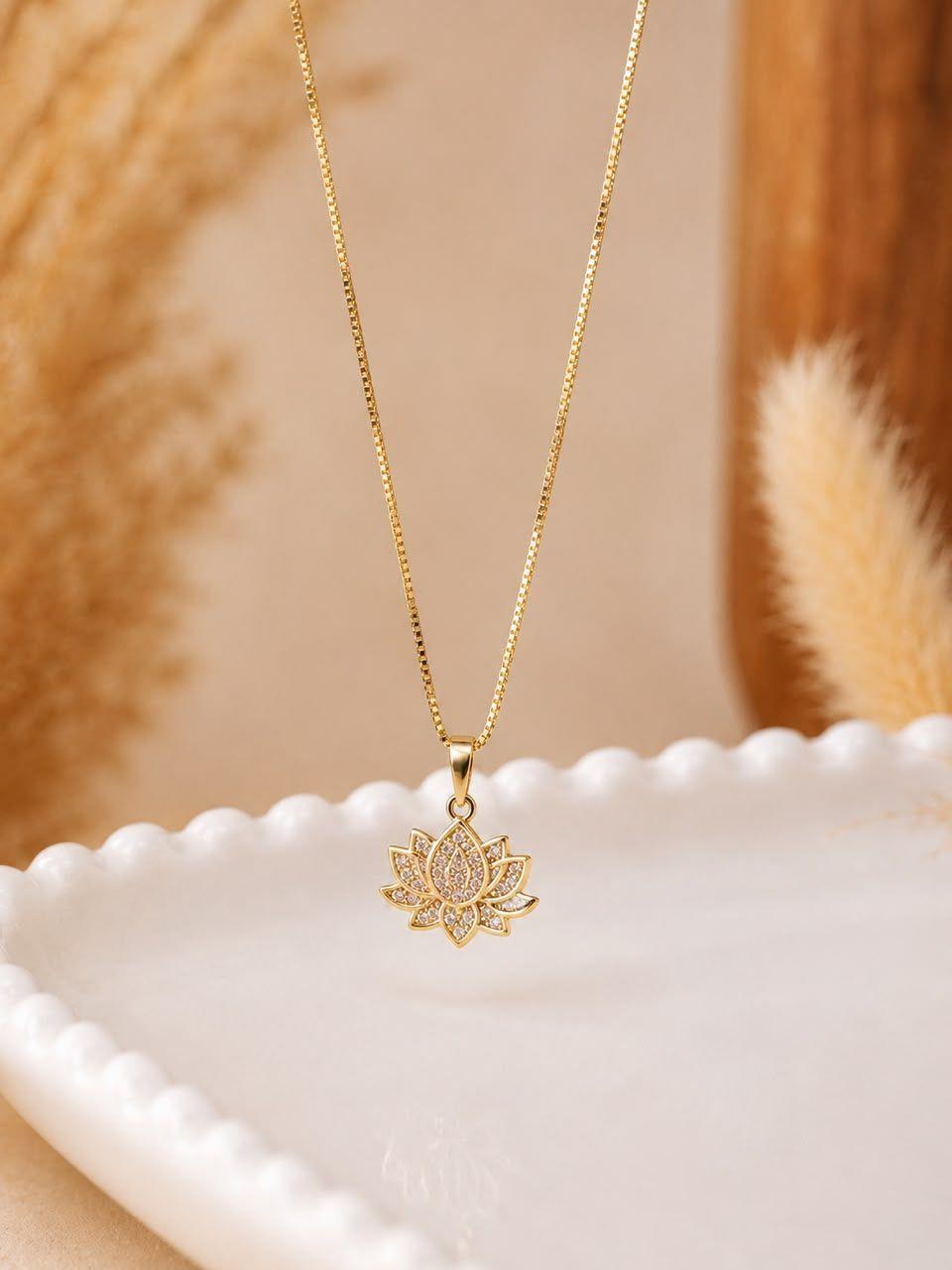 Collar Flor de Loto Delicado para Mujer Baño de Oro 18K-0