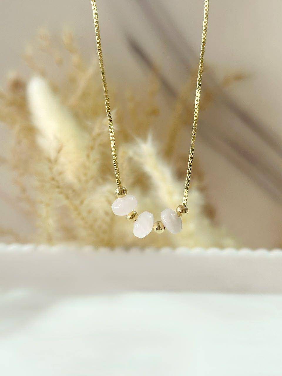 Collar Minimalista con Cuarzo Rosa para Mujer Baño de Oro 18K-1