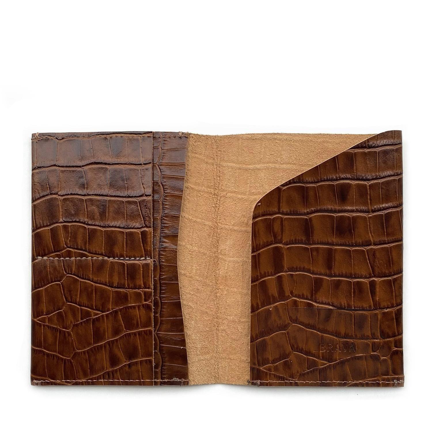 Portapasaporte de cuero modelo EDITH Caimán Café-2
