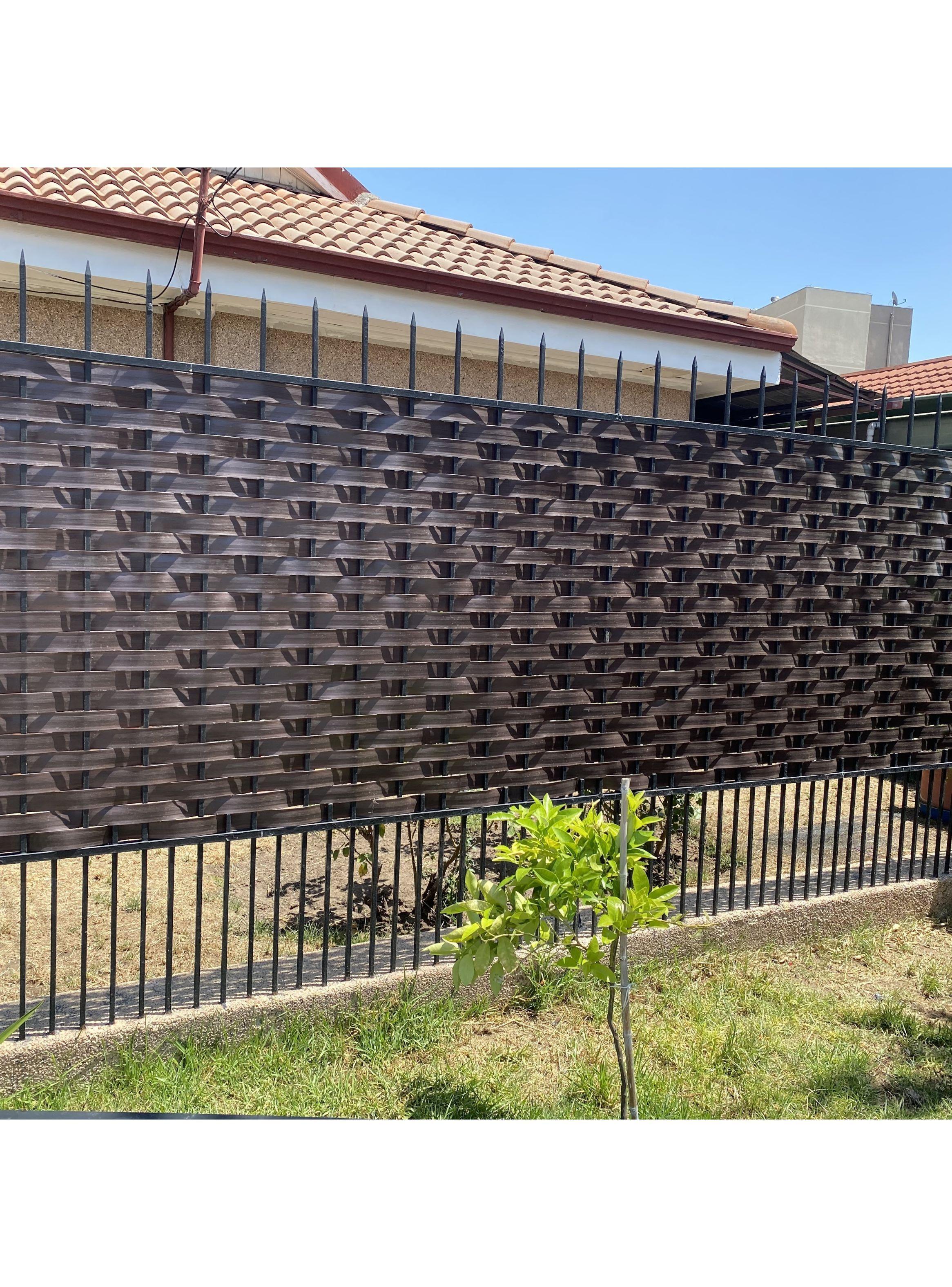 Cinta Plástica Cubre Cercos Café Para 6 M2 Incluye Broches Deluxe-3