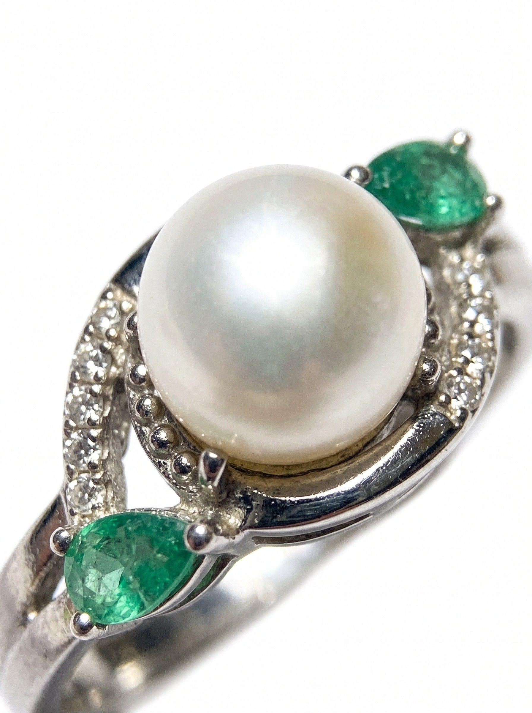ACCESORIO DE JOYERIA ANILLO DE PLATA RODINADA CON DOS ESMERALDAS Y PERLA-0