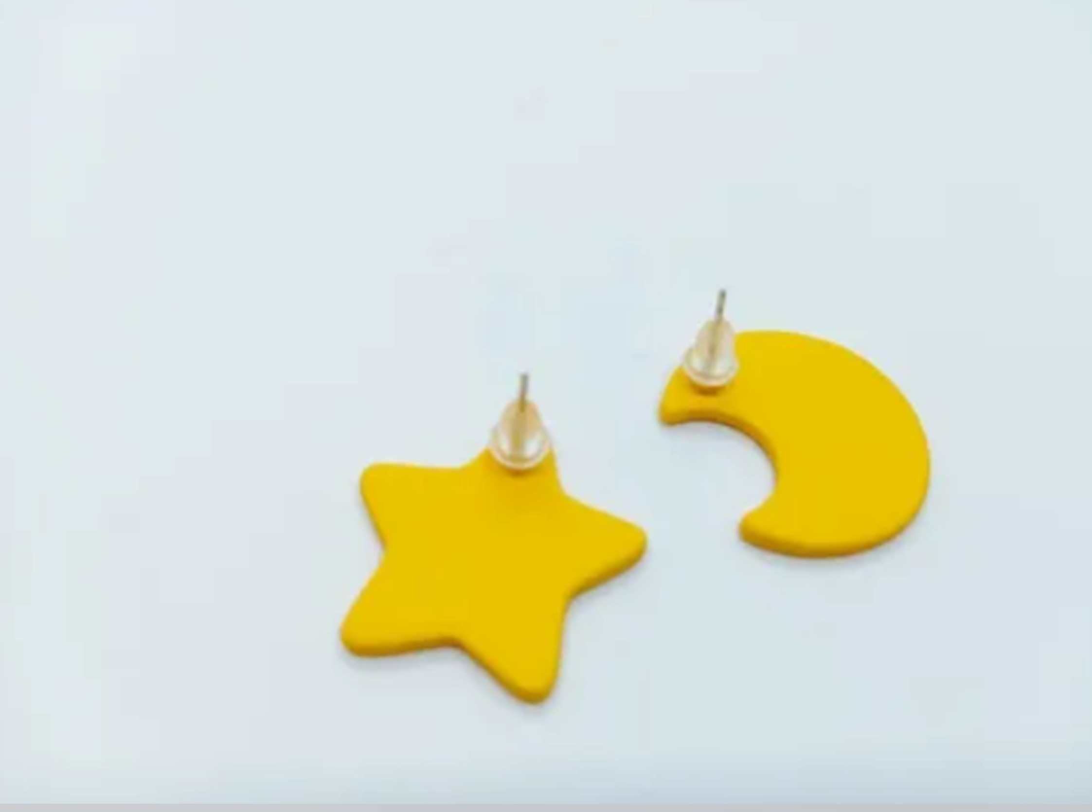 Pendientes Asimetricos Luna y Estrella amarilla suave resina epoxi -3