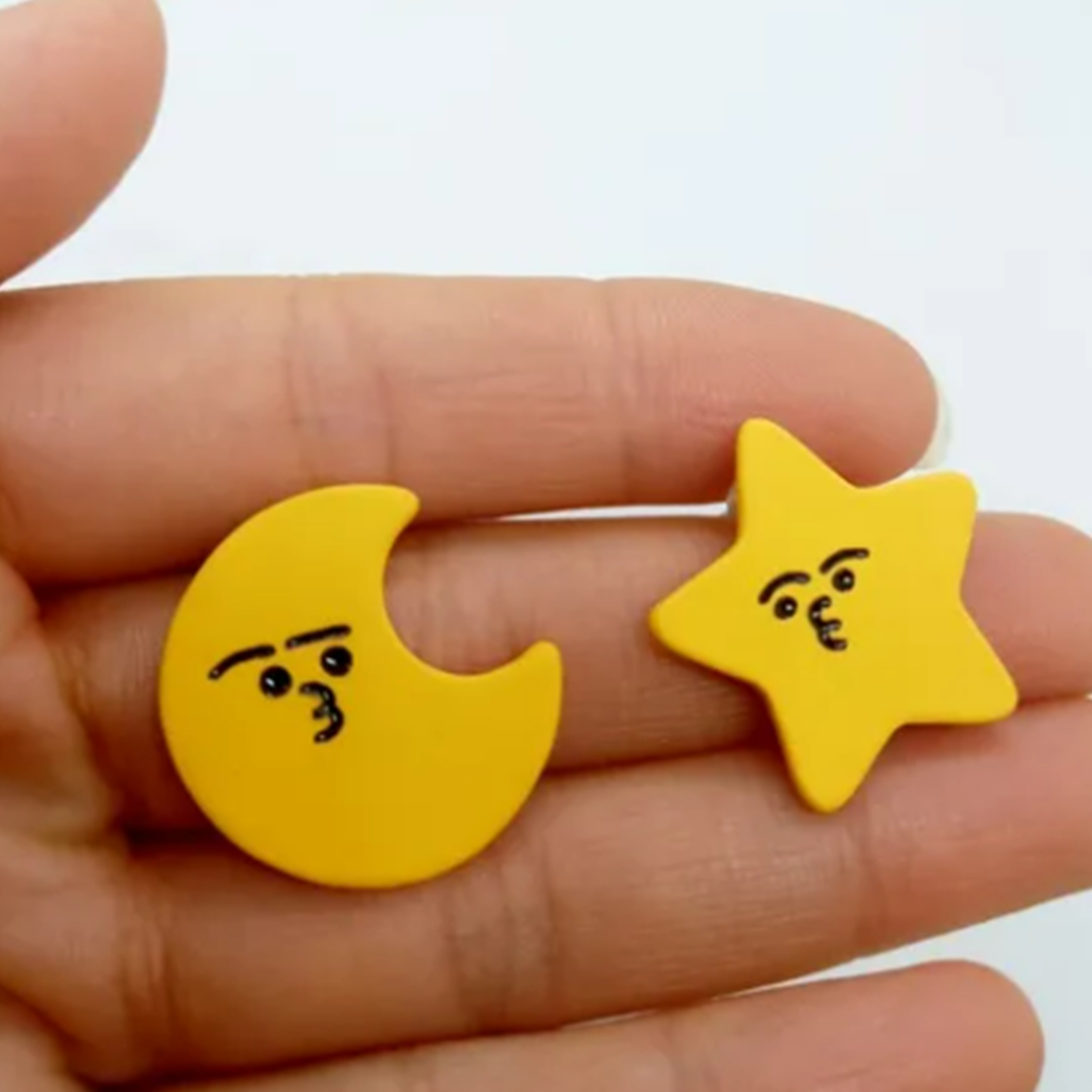 Pendientes Asimetricos Luna y Estrella amarilla suave resina epoxi -5